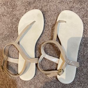 Dressy neutral thongs